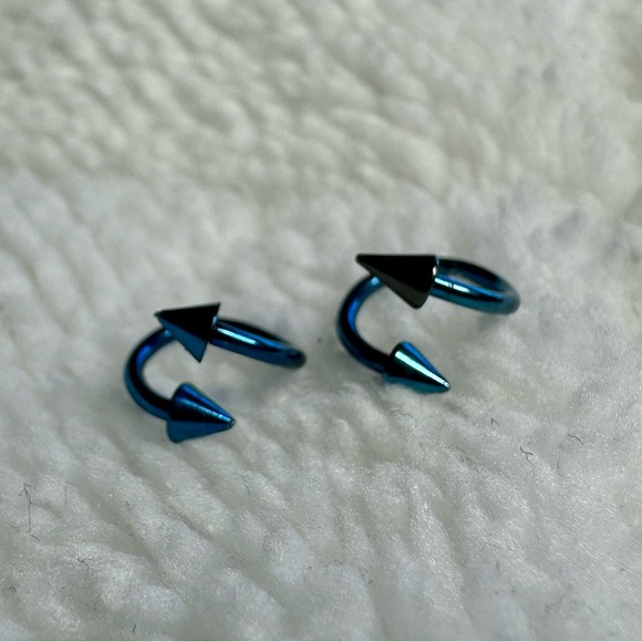 2 twist piercings - Picture 6 of 7